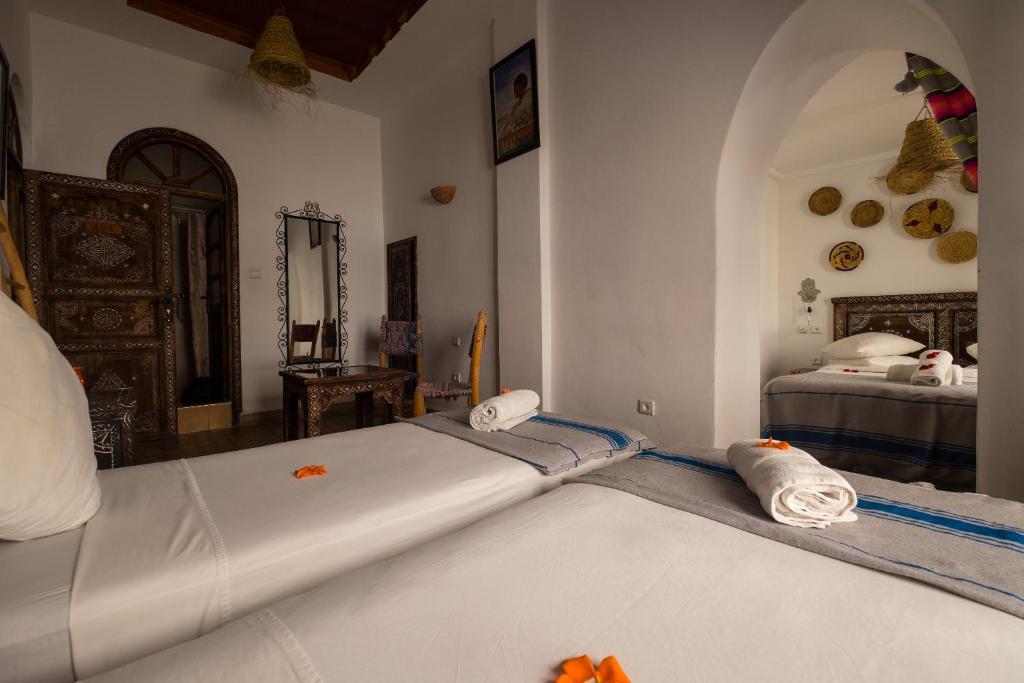 - une chambre avec un lit et 2 lits dans l'établissement Riad Inna & Watersports Center, à Essaouira