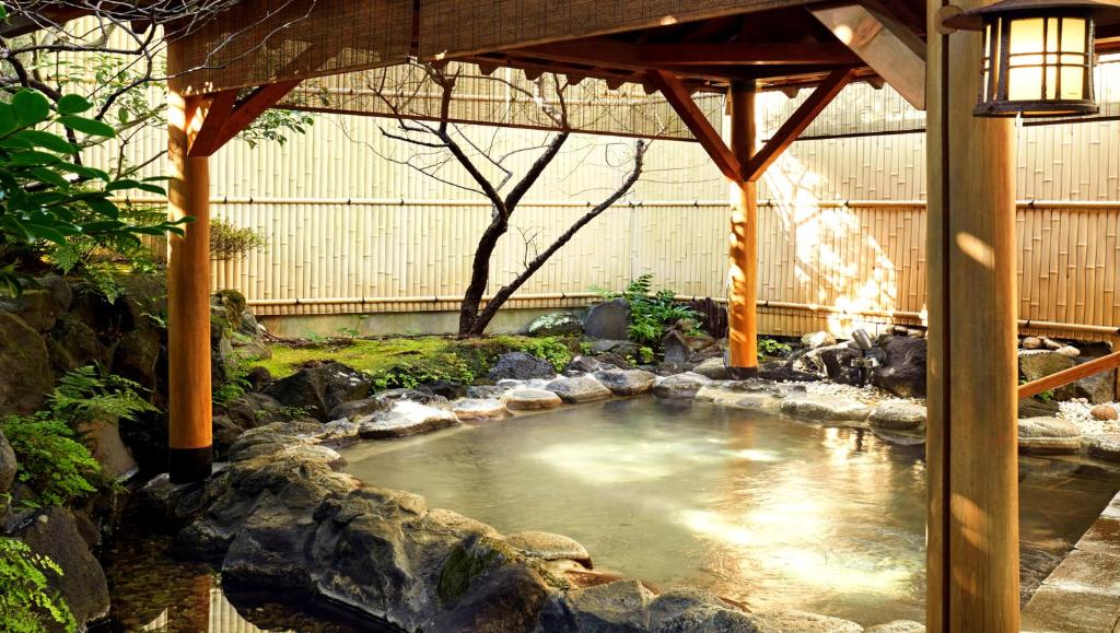 un étang au milieu d'un jardin dans l'établissement Laforet Ito Onsen Yunoniwa, à Itō