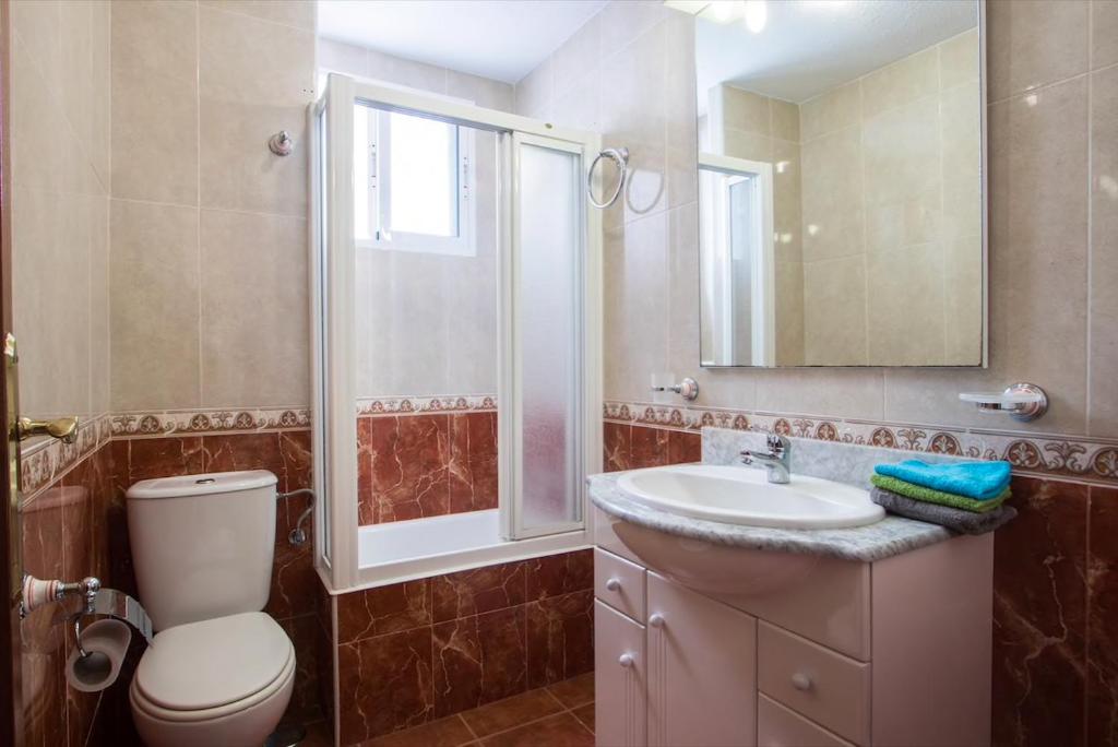 Lovely, new, bright 3 mins to beach apt 105 sq meters 3