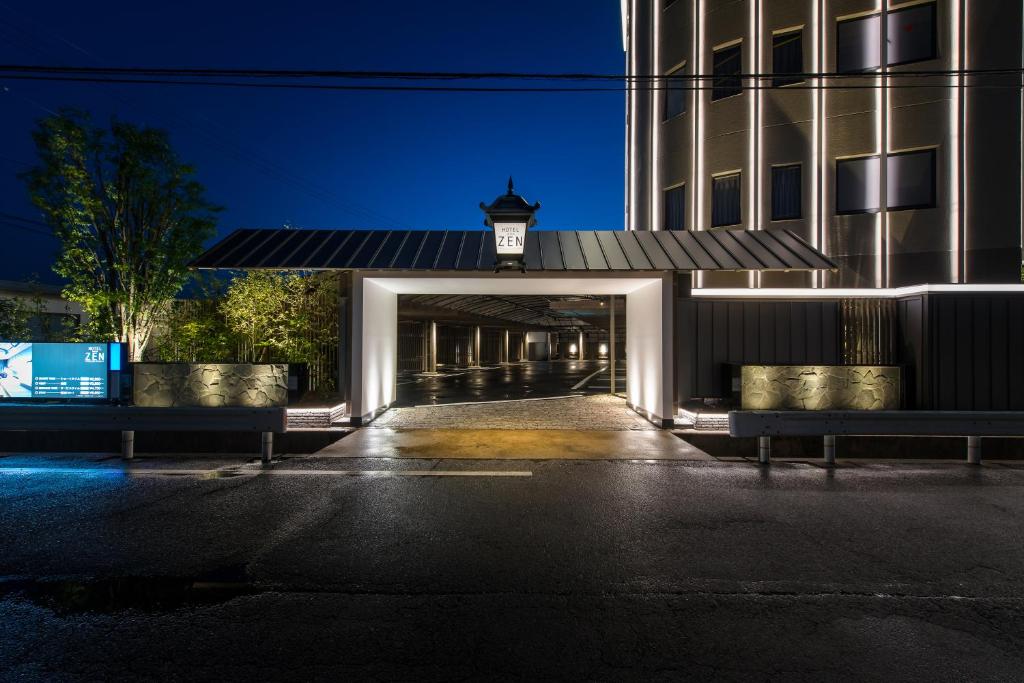 - une entrée pour un bâtiment éclairé la nuit dans l'établissement Hotel Zen Ichinomiya (Adult Only), à Ichinomiya