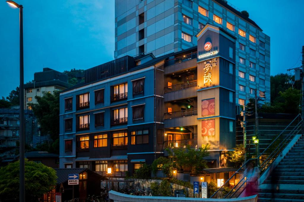 un bâtiment avec un panneau asiatique sur lui dans l'établissement CHAHARU Hanare Dogo Yumekura, à Matsuyama