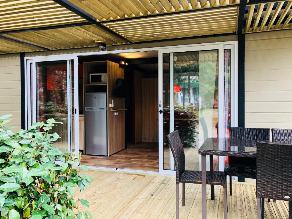 un patio avec une table et des chaises sur une terrasse dans l'établissement La Vallée De Taradeau, à Taradeau