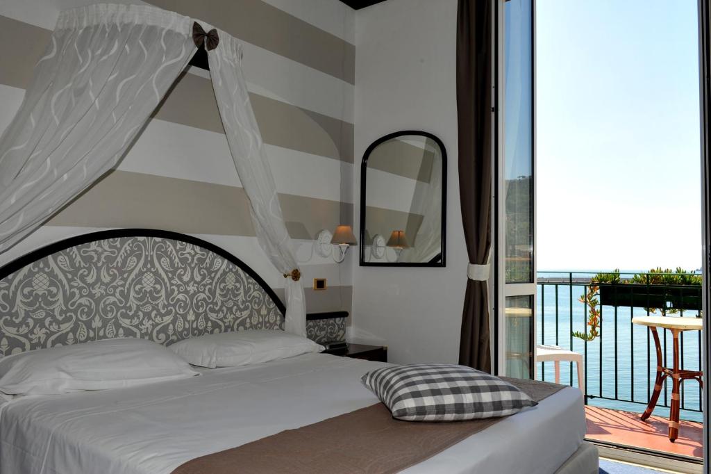 une chambre avec un lit et un balcon dans l'établissement Hotel Helios, à Santa Margherita Ligure