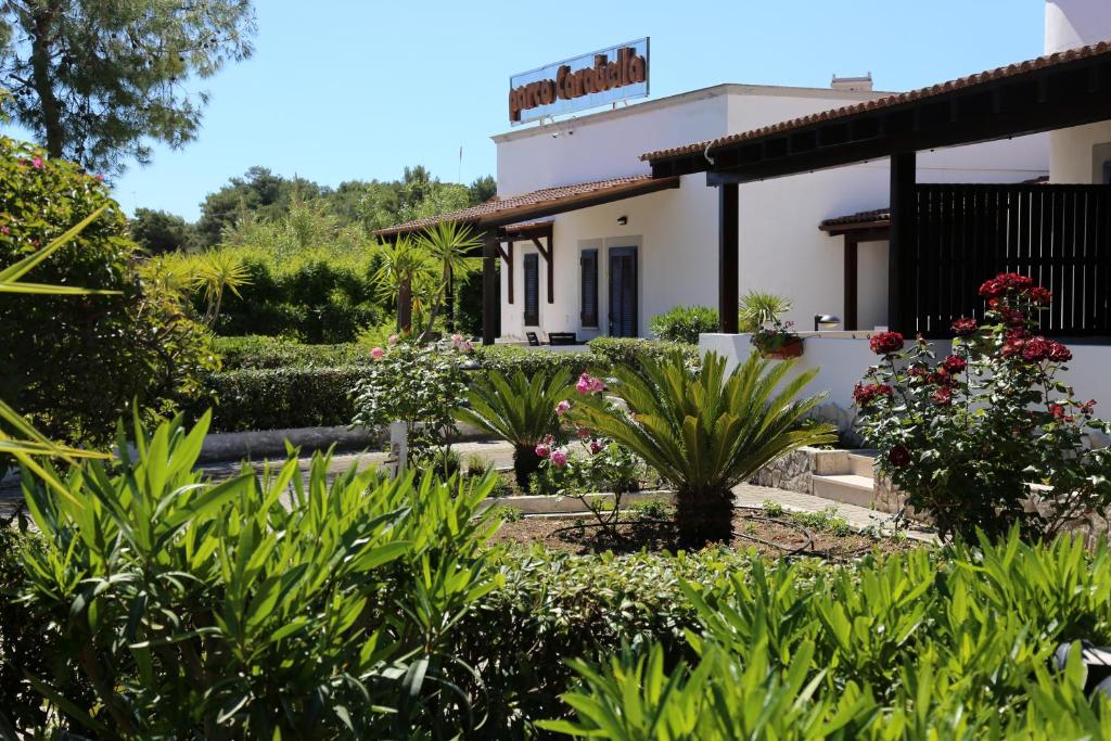 - une vue sur la maison depuis le jardin dans l'établissement Hotel Parco Carabella, à Vieste