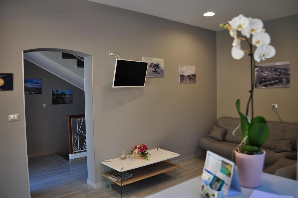 un salon avec un canapé et une table dans l'établissement Hotel Gianna, à Roseto degli Abruzzi