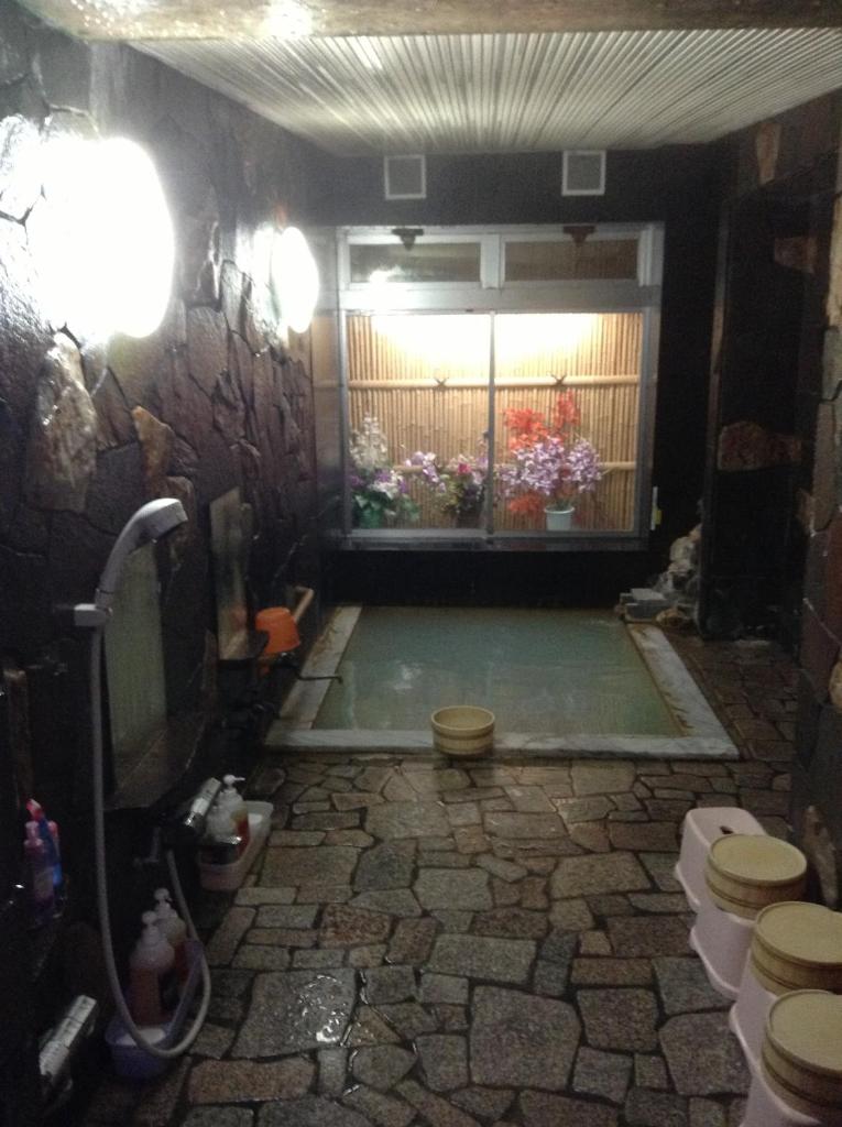 - une salle de bains avec une piscine d'eau dans la chambre dans l'établissement Kadowakikan, à Nozawa Onsen 37 autres photos