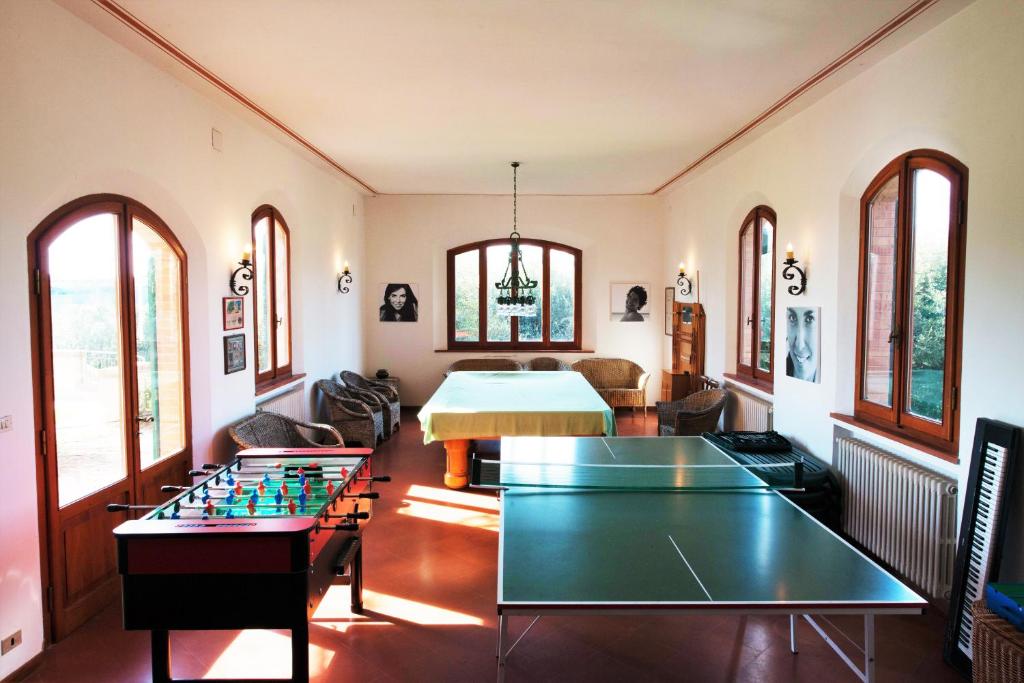 un salon avec une table de ping-pong dans l'établissement Villa Larniano, à Sienne