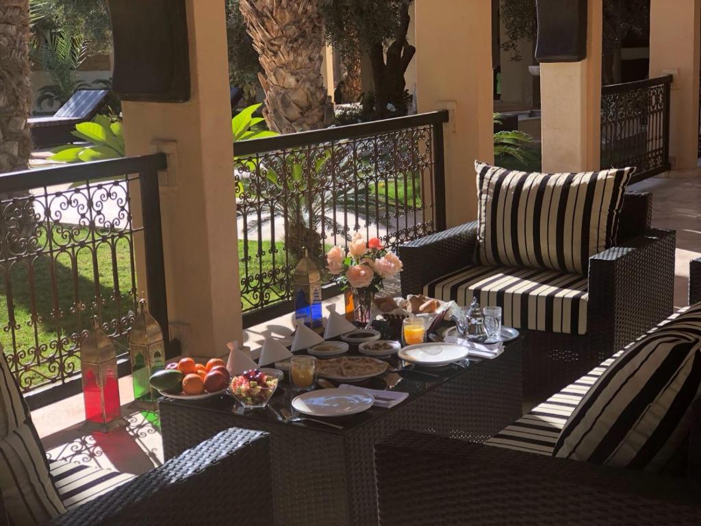 une table avec de la nourriture et des boissons sur une terrasse dans l'établissement Riad le Jasmin, à Taroudant