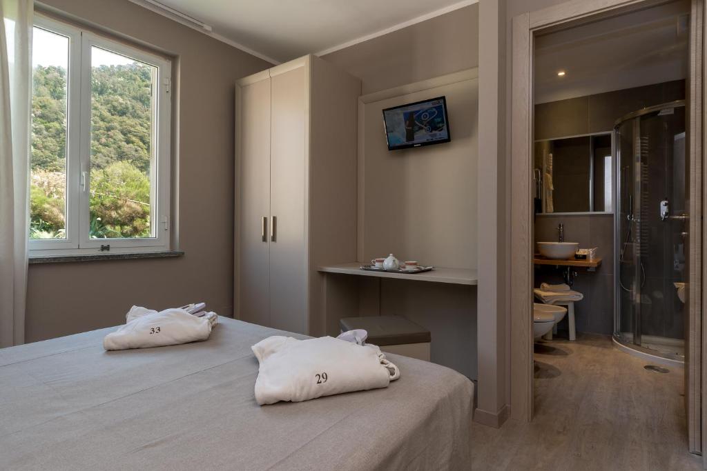 une chambre avec un lit avec deux oreillers dessus dans l'établissement Hotel 4 Venti spa & wellness, à Sestri Levante