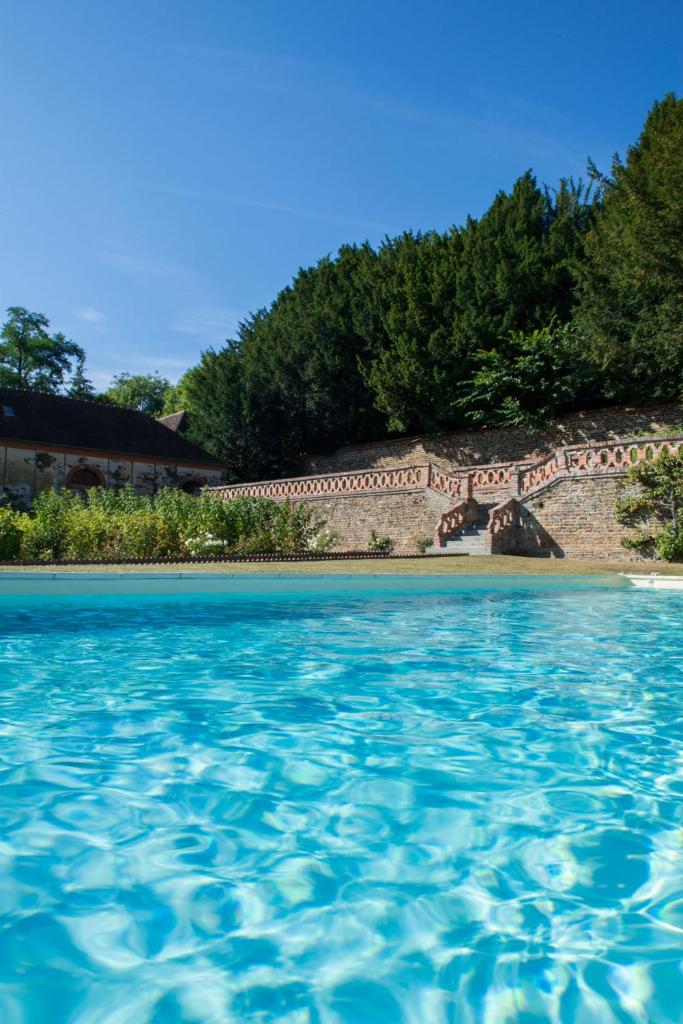 - une vue sur l'eau d'une plage dans l'établissement Gîte Les Ecuries du Manoir de Bénédicte, à Cahan