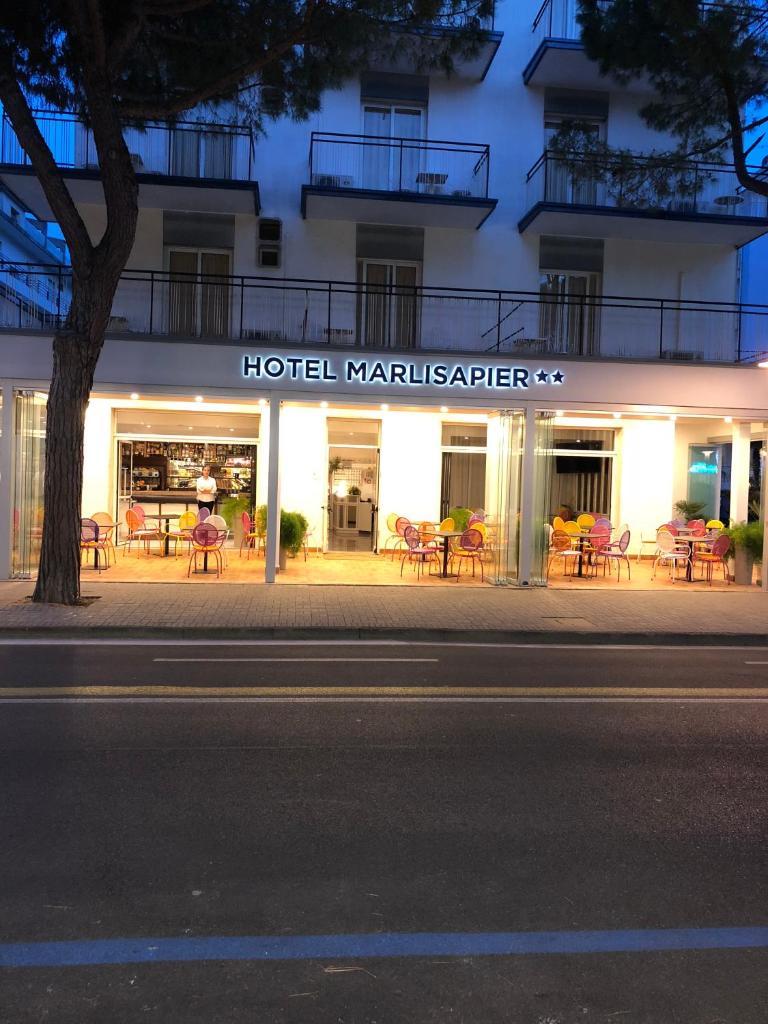 un panneau d'hôtel Karlstadalter sur le côté d'un bâtiment dans l'établissement Hotel Marlisa Pier, à Lido di Jesolo