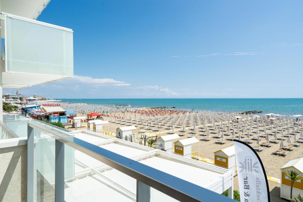 une vue sur la plage depuis le balcon d'un immeuble dans l'établissement Hotel Elite, à Caorle
