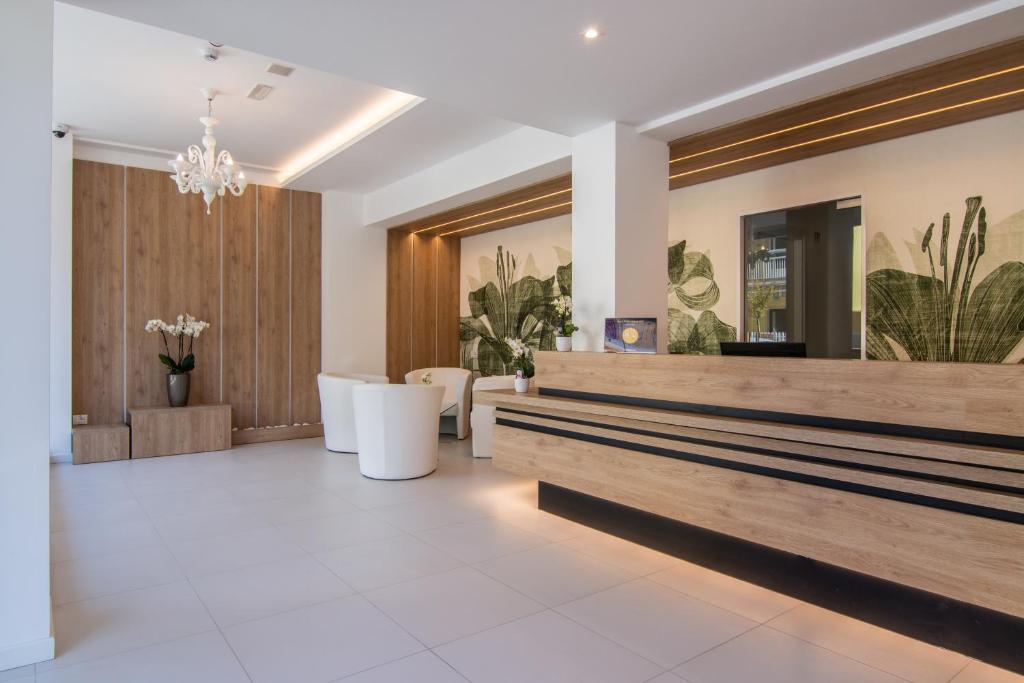 une église avec des paillettes en bois et des tables et des chaises blanches dans l'établissement Hotel Elite, à Caorle