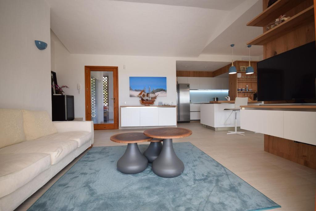 un salon avec un canapé et une table dans l'établissement VILLA BAIRES - CHIA, à Domus de Maria