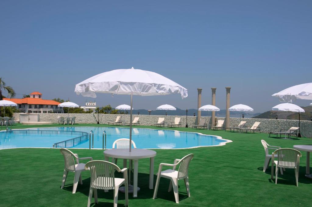 - un groupe de chaises et de tables avec parasols à côté d'une piscine dans l'établissement Izumigo Hotel Altia Toba, à Toba 46 autres photos