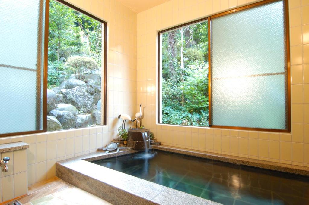 La salle de bains est pourvue d'une baignoire et d'une fenêtre. dans l'établissement Sansou Nagisa, à Isehara