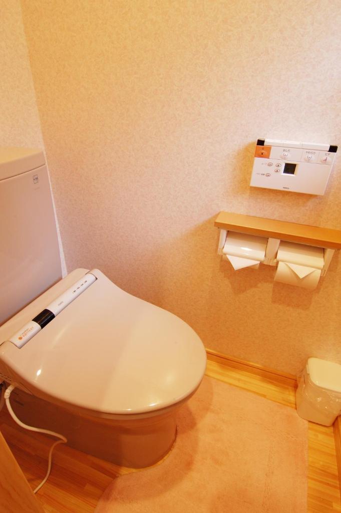 une salle de bain avec des toilettes blanches dans une chambre dans l'établissement Sansou Nagisa, à Isehara 37 autres photos