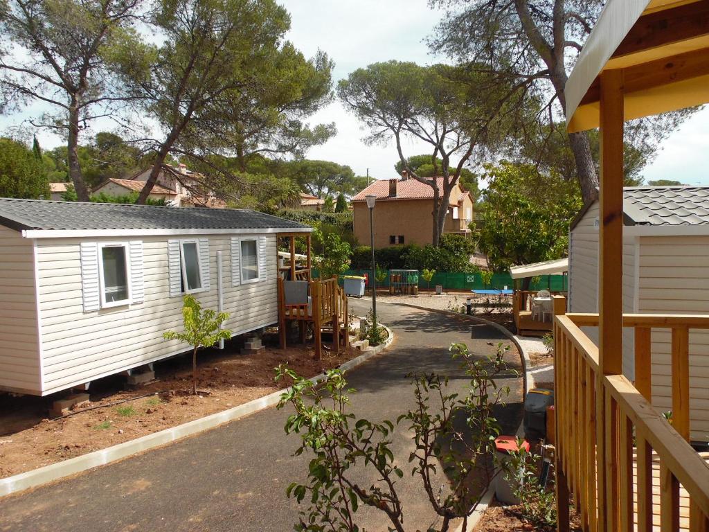 une petite maison blanche sur le côté d'une route dans l'établissement Camping l'Eléphant, à Saint-Raphaël