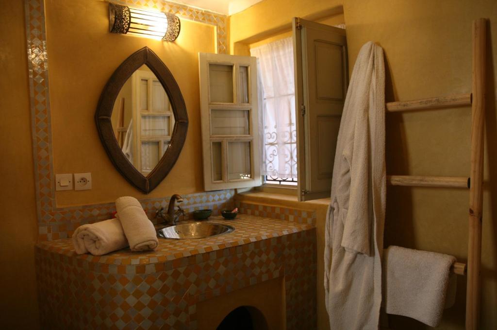 une salle de bain avec un lavabo et un miroir dans l'établissement Riad Spa Dar Nimbus, à Marrakech