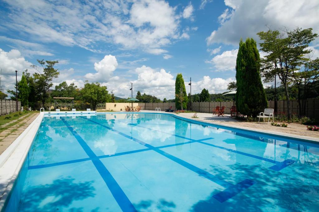 une grande piscine avec de l'eau bleue dans l'établissement SPA TERRACE Shisui, à Kobe