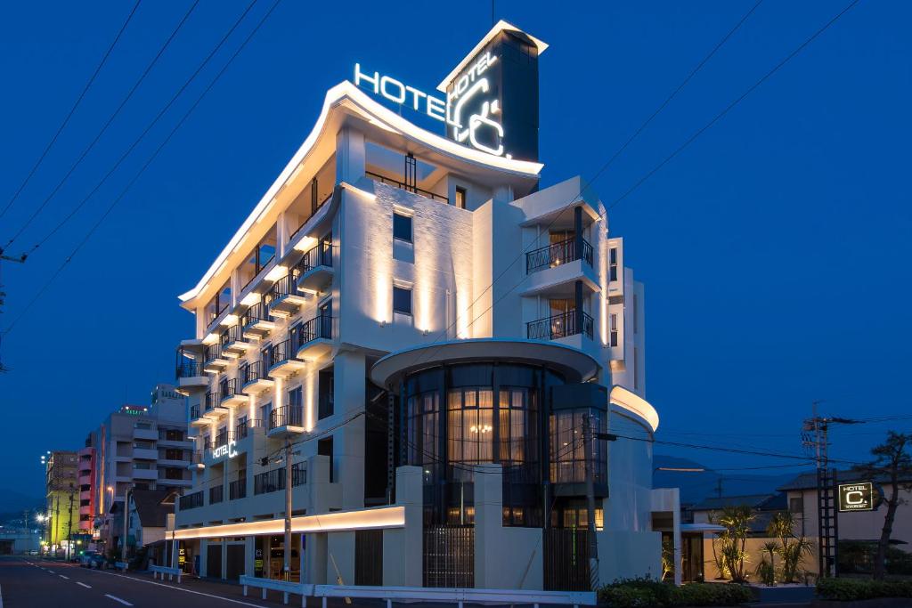 un bâtiment d'hôtel avec une enseigne au sommet dans l'établissement HOTEL C. KOKURA-BAY (Love Hotel), à Kitakyūshū