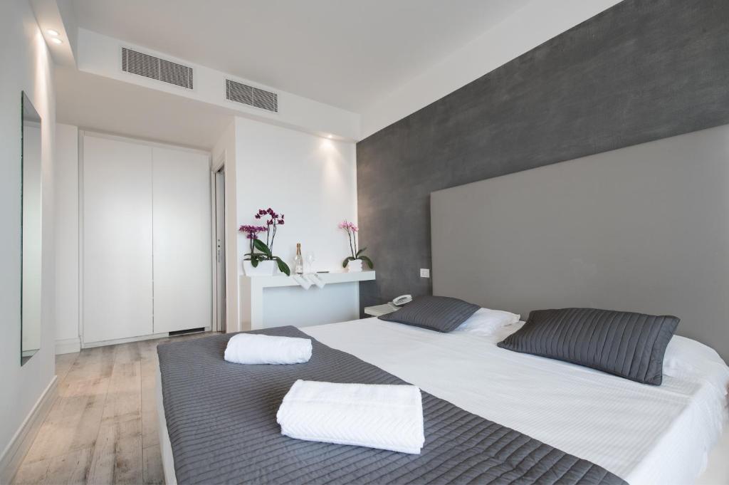 une chambre avec un grand lit avec deux oreillers dans l'établissement Boutique Hotel Bali, à Lido di Jesolo