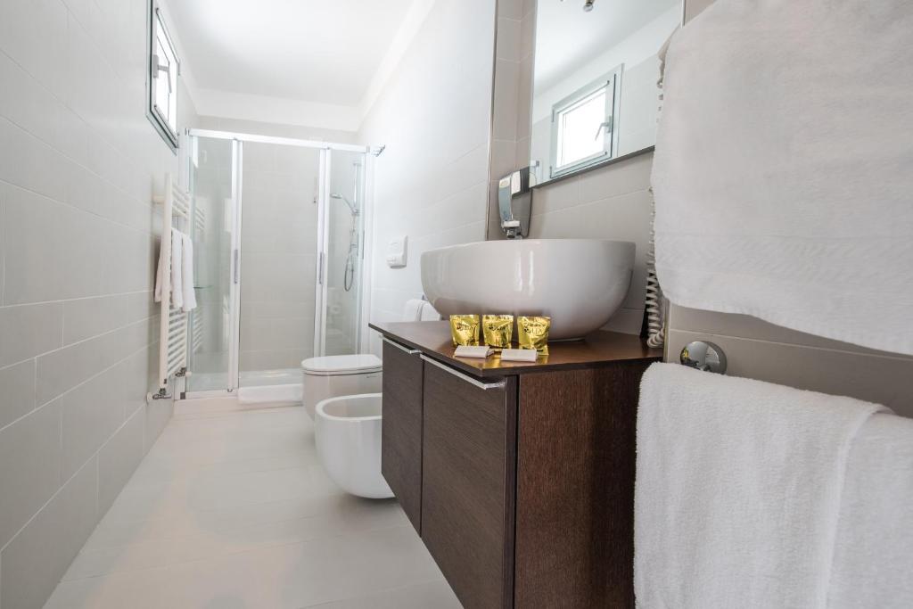 une salle de bain blanche avec un lavabo et des toilettes dans l'établissement Boutique Hotel Bali, à Lido di Jesolo