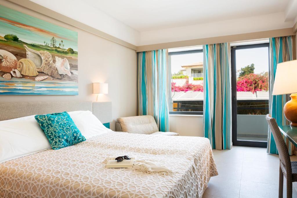 une chambre d'hôtel avec un lit et des chaussures dans l'établissement Acacia Marina, à Marina di Ragusa
