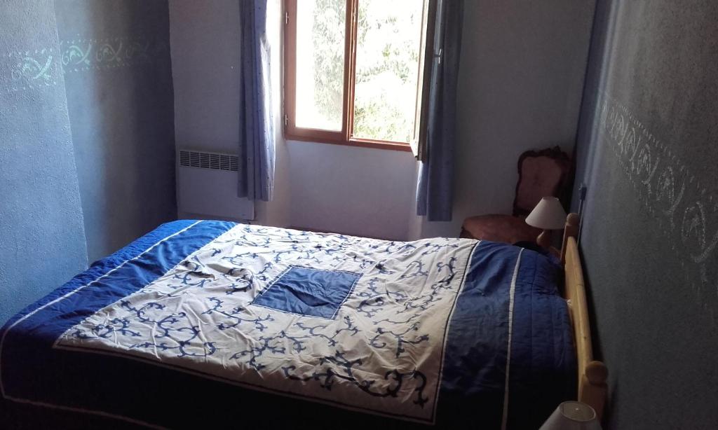 un lit dans une petite pièce avec une fenêtre dans l'établissement Gite Mas Des Ecureuils, à Palau-del-Vidre