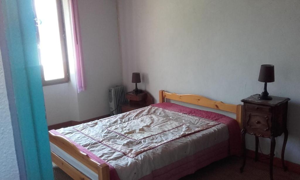 une petite chambre avec un lit et une fenêtre dans l'établissement Gite Mas Des Ecureuils, à Palau-del-Vidre 8 autres photos