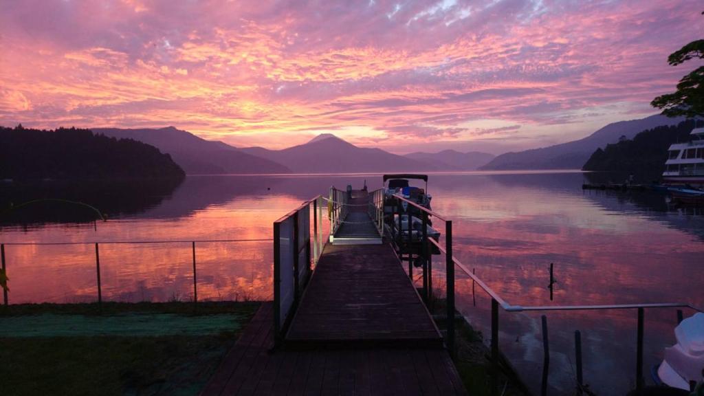 - un quai sur une étendue d'eau avec un coucher de soleil dans l'établissement Hakone Hotel, à Hakone