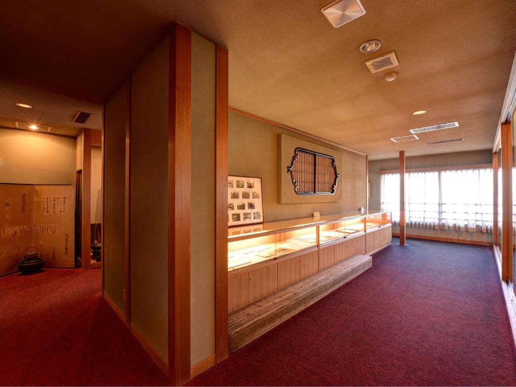 un couloir avec un long banc dans un bâtiment dans l'établissement Iwamotoro, à Fujisawa