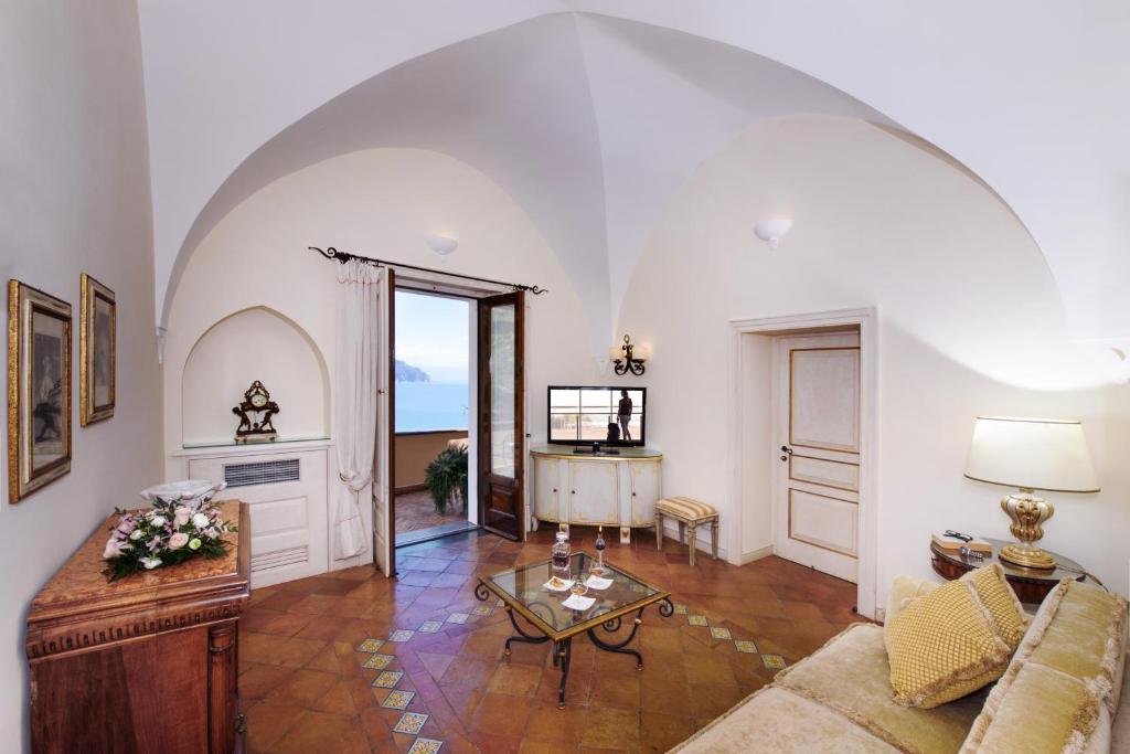 un salon avec un canapé et une table dans l'établissement Villa Alba d'Oro - Historic luxury villa, à Amalfi