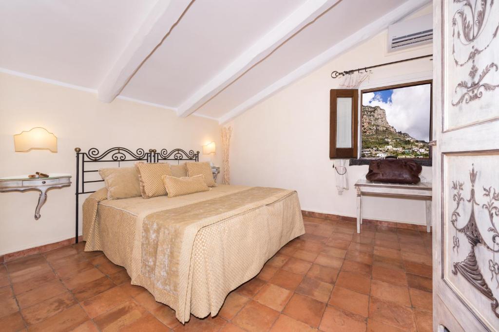 une chambre avec un lit, une télévision et une table dans l'établissement Villa Alba d'Oro - Historic luxury villa, à Amalfi 77 autres photos