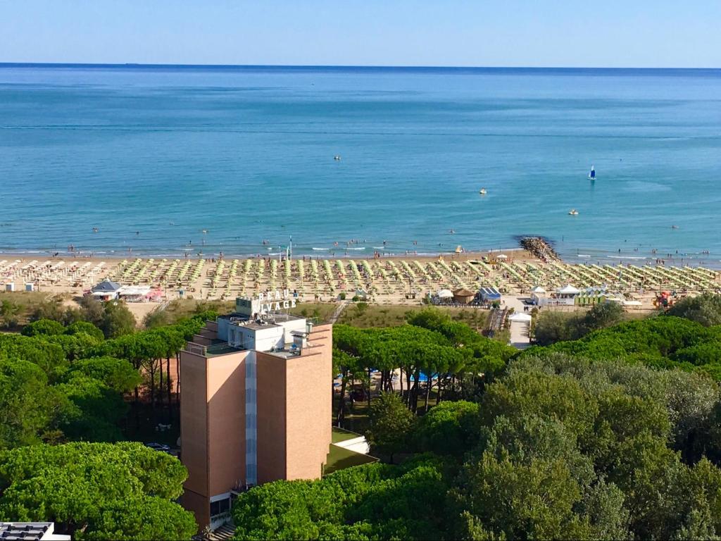 une vue de la plage depuis un immeuble dans l'établissement Hotel Beau Rivage Pineta, à Lido di Jesolo