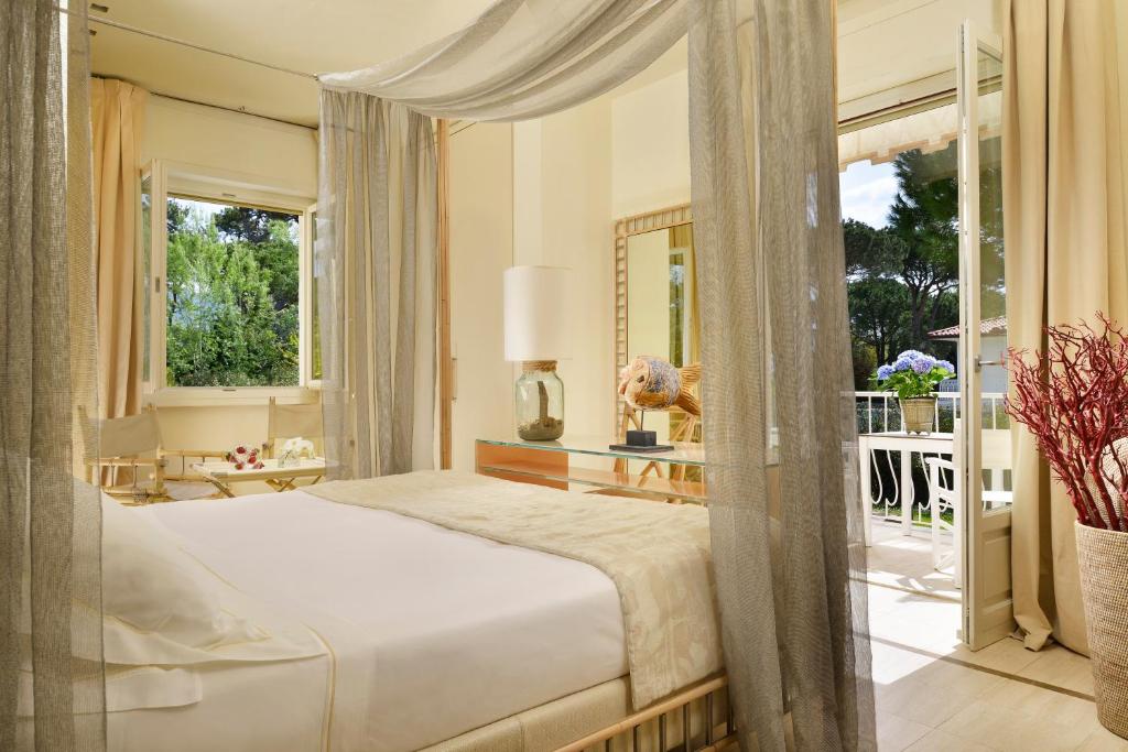 une chambre avec un lit et un balcon dans l'établissement Villa Roma Imperiale, à Forte dei Marmi 61 autres photos