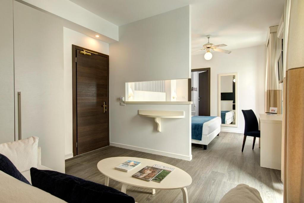 un salon avec un canapé et une table dans l'établissement Hotel Byron Bellavista, à Lido di Jesolo