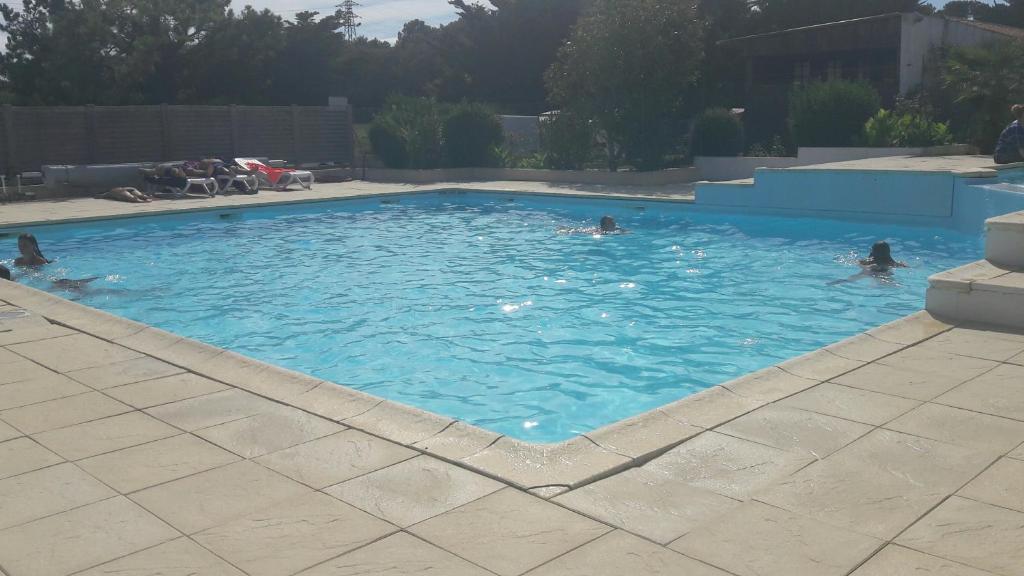 un groupe de personnes nageant dans une piscine dans l'établissement Camping de la Rive, à Notre-Dame-de-Monts