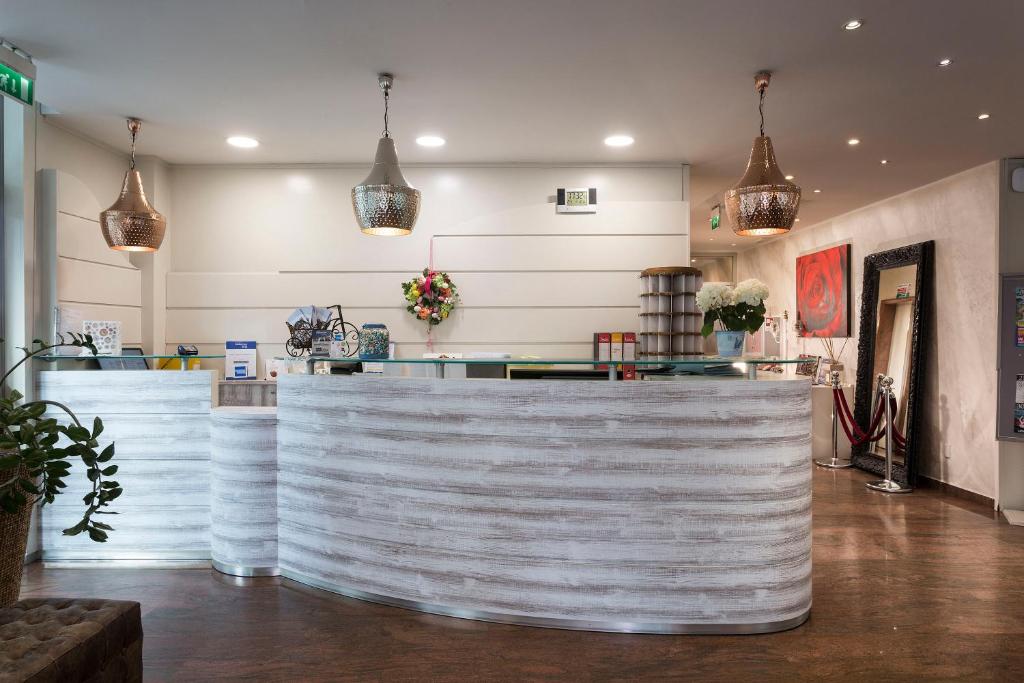 un bar dans un magasin avec des lampes suspendues dans l'établissement Best Western Maison B Hotel, à Rimini 164 autres photos