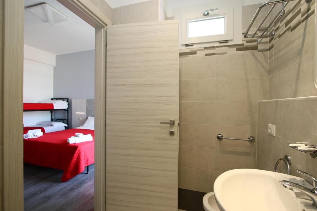 une salle de bain avec une douche et un lavabo et un lit dans l'établissement Hotel Kim, à Rimini 132 autres photos