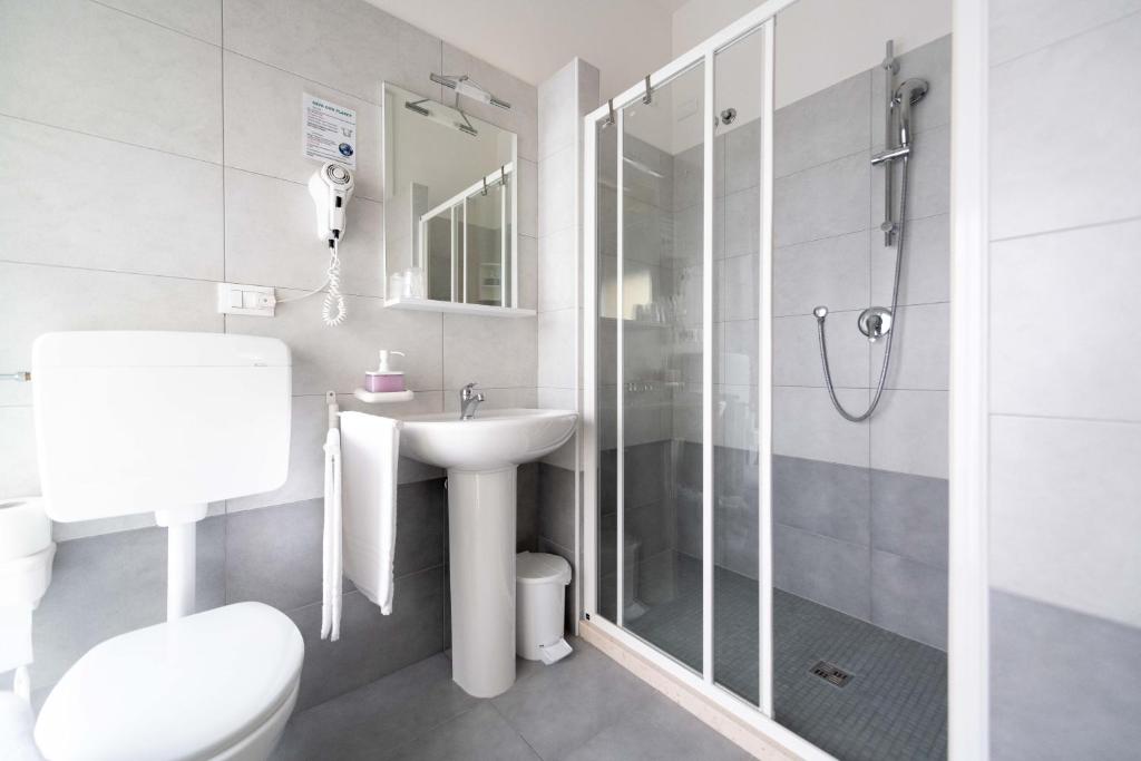 une salle de bain avec un lavabo et une douche dans l'établissement Hotel Anny, à Lido di Jesolo 38 autres photos