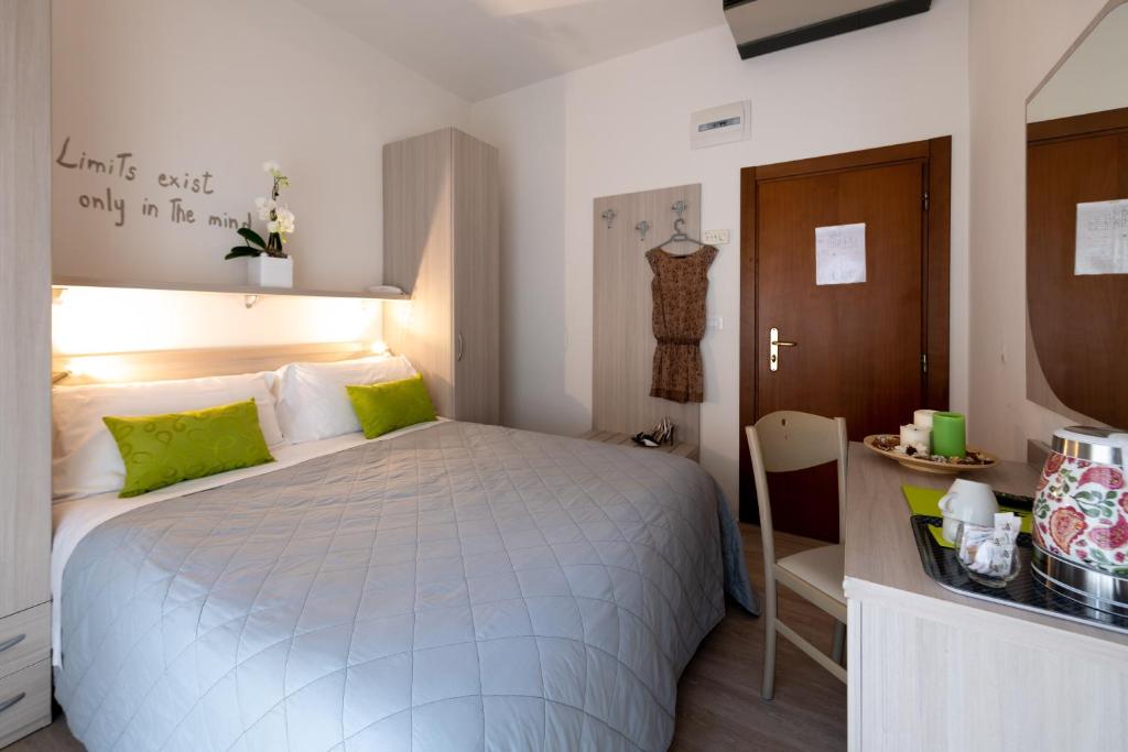 une petite chambre avec un lit et une cuisine dans l'établissement Hotel Anny, à Lido di Jesolo