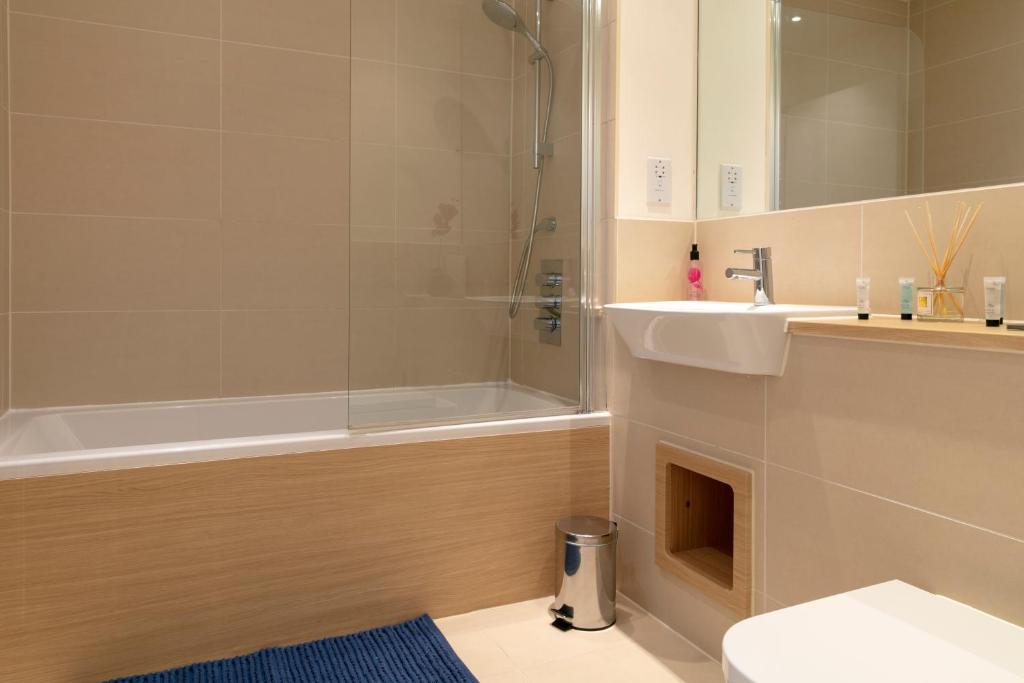 Contemporary & Exquisite Trumpington Townhouse with Parking & 5 mins to Addenbrookes & Papworth hospitals 8