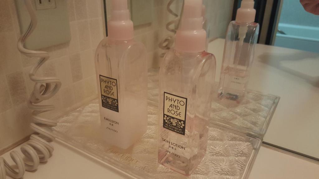 un groupe de bouteilles assises sur un comptoir muni d'étiquettes dans l'établissement Hotel Sango (Adult only), à Muroran