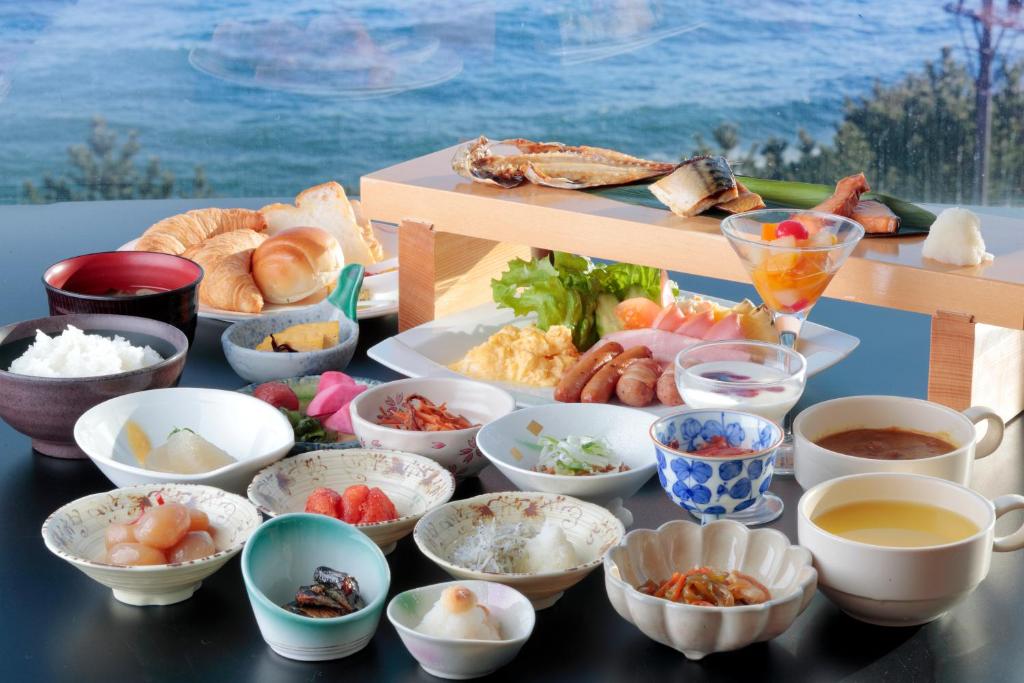 une table sur laquelle sont posés des bols contenant différents types d'aliments dans l'établissement Onahama Ocean Hotel & Golf Club, à Iwaki 86 autres photos