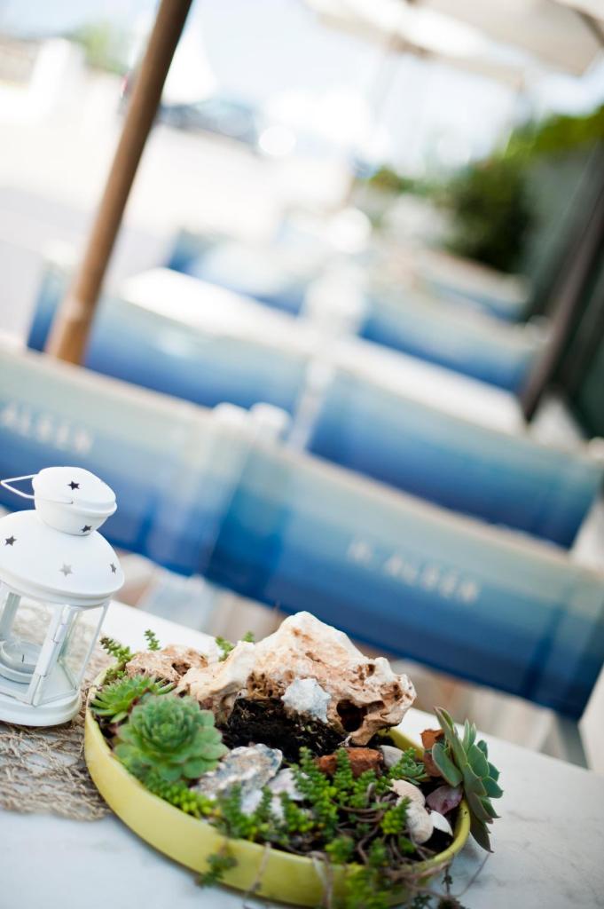 une assiette de nourriture avec une banane sur une table dans l'établissement Hotel Alsen, à Rimini