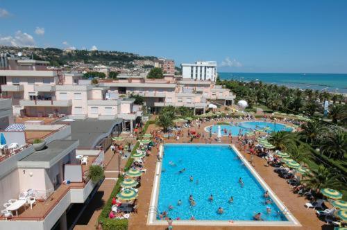 une vue aérienne d'un complexe hôtelier avec piscine dans l'établissement IHR Residence Hotel Le Terrazze, à Grottammare