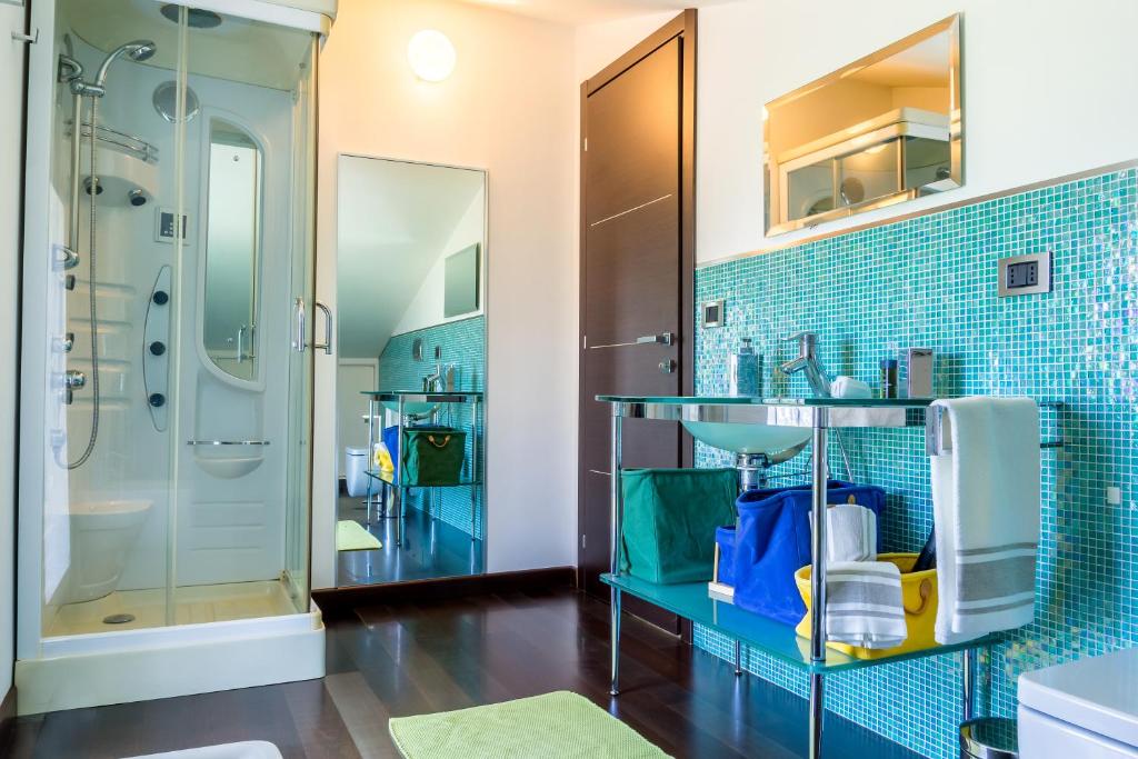 une salle de bain avec un lavabo et une douche dans l'établissement Villa Oras, à Mascali