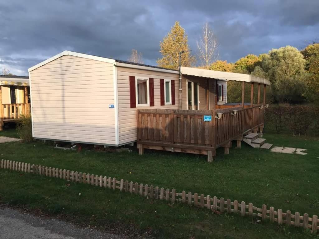 une petite maison blanche avec une terrasse sur l'herbe dans l'établissement Irm hacienda, à Onzain