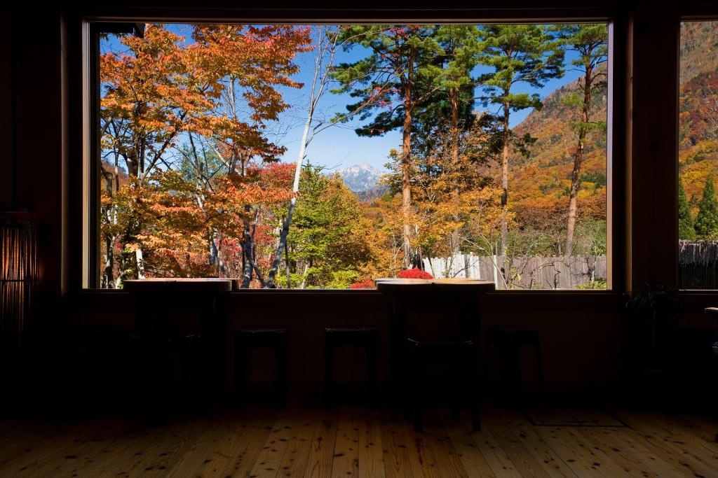 Cette chambre dispose d'une grande fenêtre donnant sur les arbres. dans l'établissement Miyama Ouan Kyoritsu Resort, à Takayama 37 autres photos